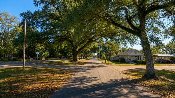 Grand Ridge Florida small-town residential area