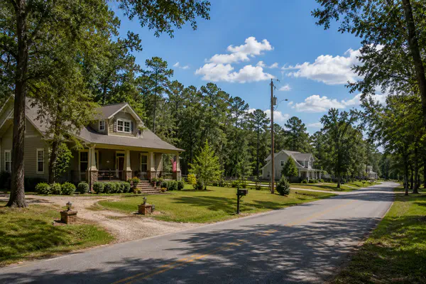 Quiet small-town communities and rural lifestyle in Holmes County Florida